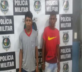 Dupla com moto roubada é presa após assaltar estudantes e na fuga sofrer acidente 