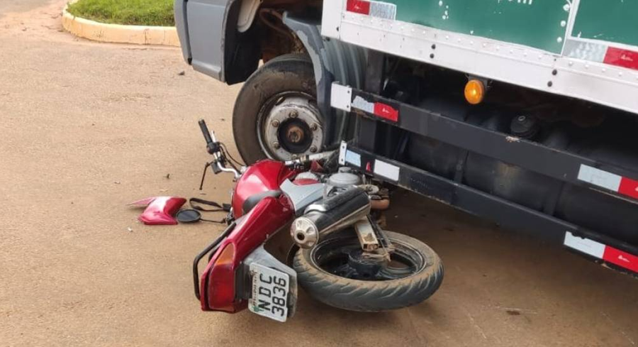 BATIDA: Câmeras flagram grave acidente envolvendo caminhão e motocicleta