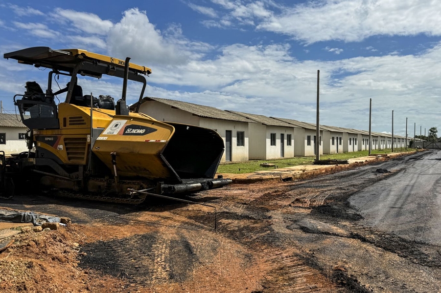 ASFALTO: Ruas do residencial Pró-Moradia Leste começam a ser pavimentadas