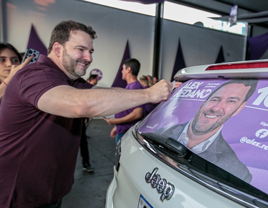 CANDIDATO: Alex Redano inaugura comitê na capital e faz adesivagem 
