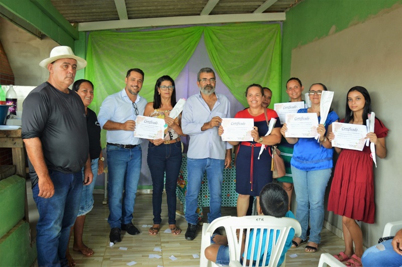 DEPUTADO: Jean Oliveira firma compromisso com a Associação das Mulheres de Buritis