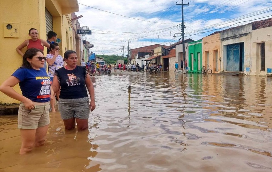 ÁGUA: Barragem se rompe e provoca inundações e alagamento no Ceará