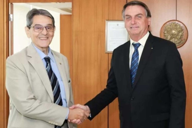 NEGAÇÃO: Bolsonaro sobre Roberto Jefferson: 'Não tem uma foto dele comigo'