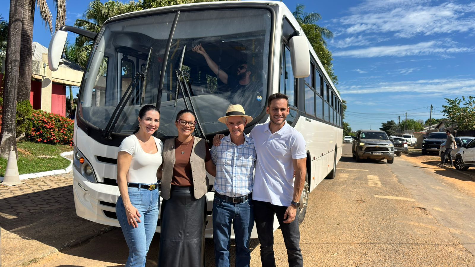 JAIME BAGATTOLI: Senador entrega ônibus adaptado à APAE de Ji-Paraná