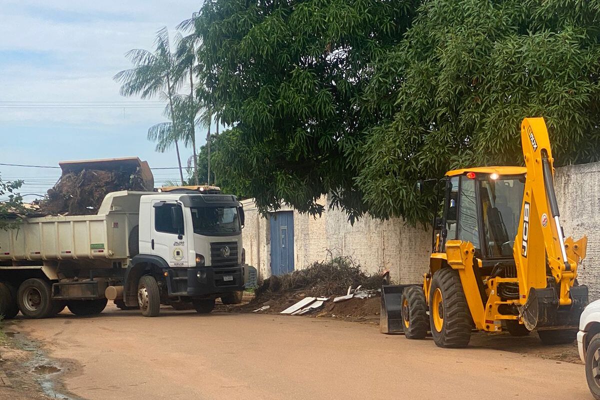 PEDIDO ATENDIDO: Após reportagem prefeitura limpa EMEF Manoel Aparício
