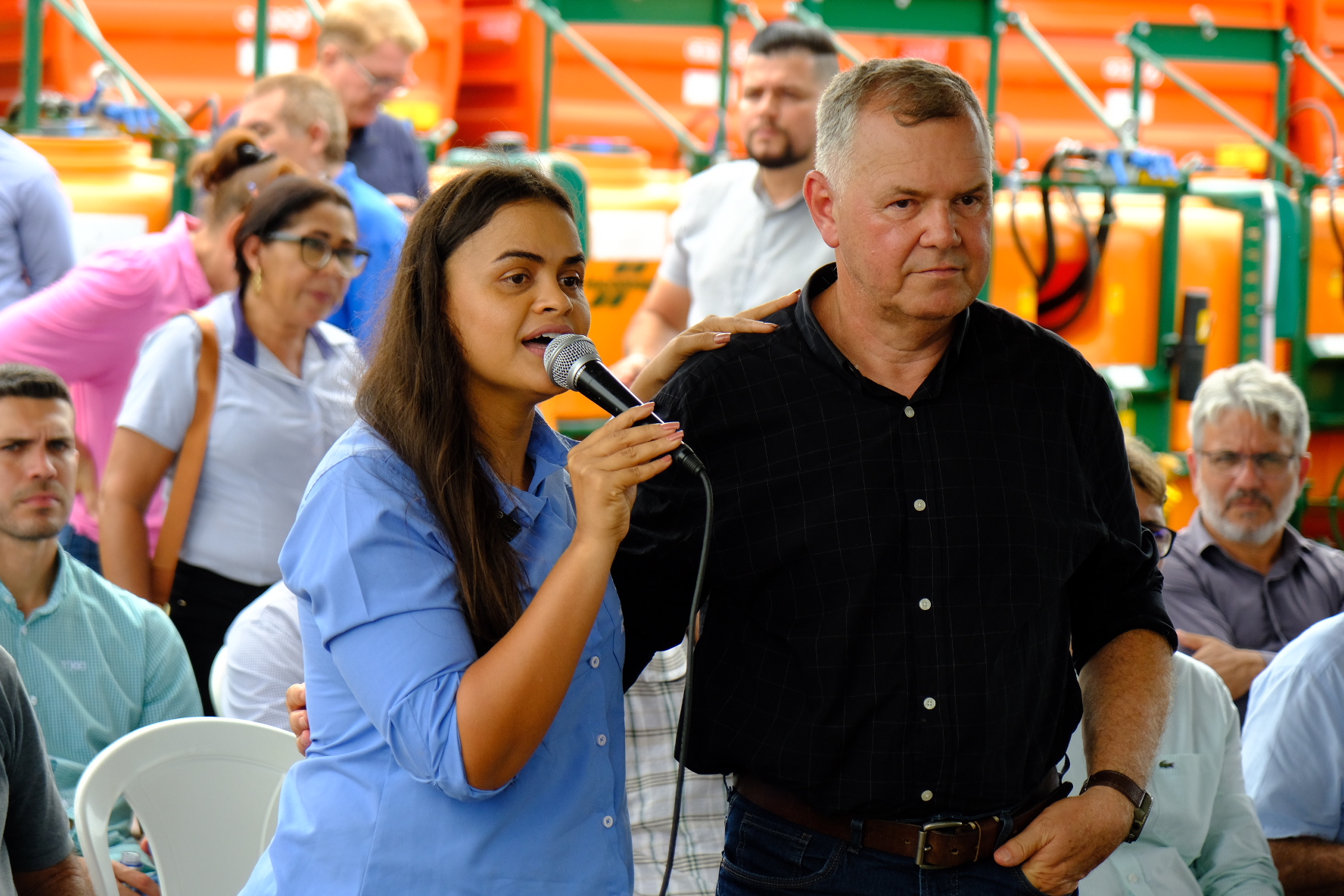 MELHORIA NO CAMPO: Dra. Taíssa e Lúcio Mosquini fazem a maior entrega de implementos agrícolas