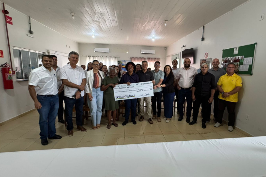 SÍLVIA CRISTINA: Deputada faz a entrega de R$ 200 mil para o Lar do Idoso em Jaru