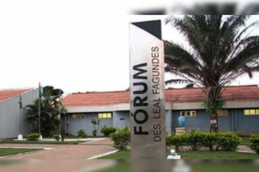 NO FÓRUM: Mulher tenta entregar droga para o marido que era julgado por homicídio