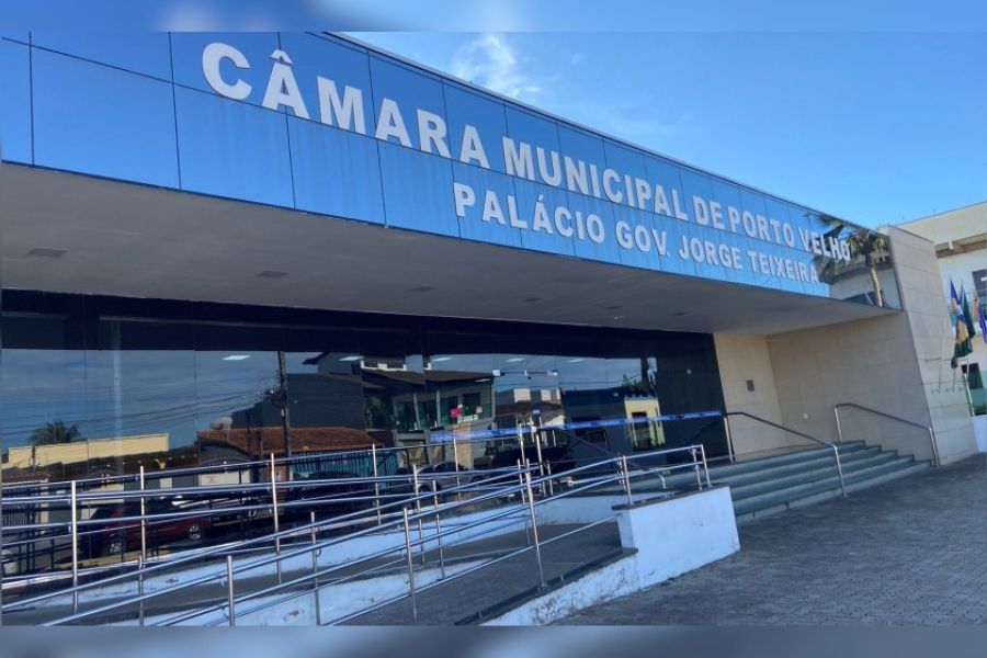 DESACATADA: Procuradora é ofendida por ativista na Câmara de Vereadores