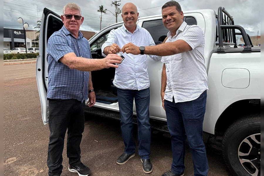ISMAEL CRISPIN: Deputado inicia 2026 com entrega de veículo à Prefeitura de Rolim de Moura