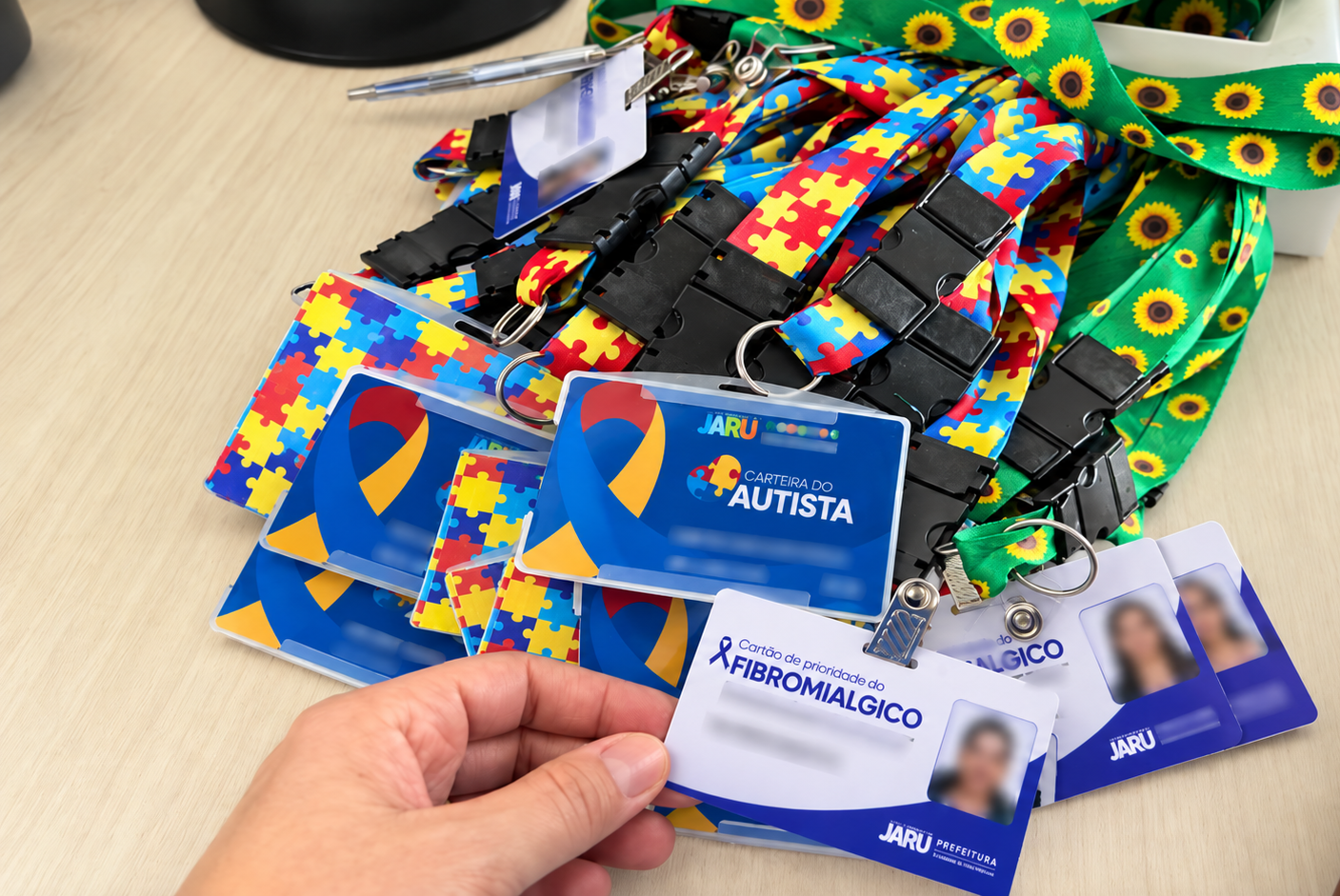 INCLUSÃO: Jaru entrega carteirinhas para pessoas com autismo e fibromialgia