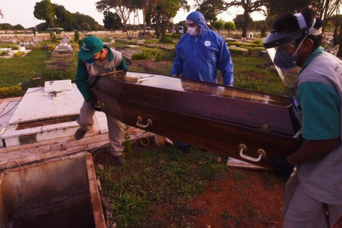 DIAS DIFÍCEIS: Cientista prevê 'bomba-relógio' com explosão de casos de covid-19 no Brasil