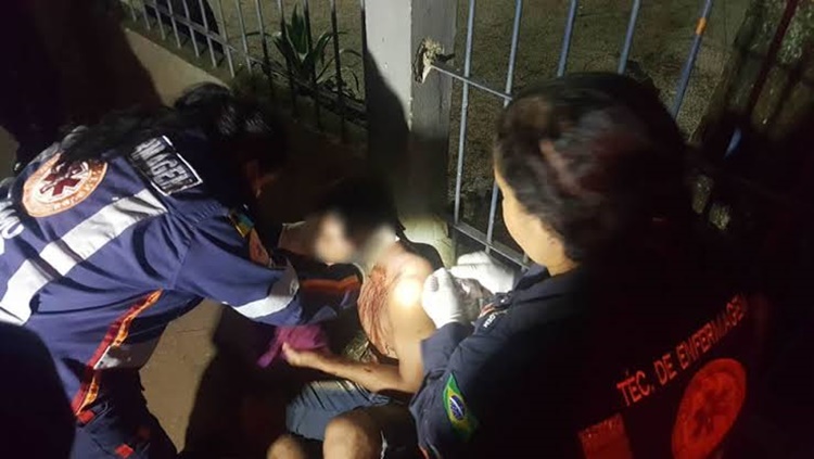 TENTATIVA DE HOMICÍDIO: Após ser atacado a facadas, homem desesperado corre e pede socorro na rodoviária