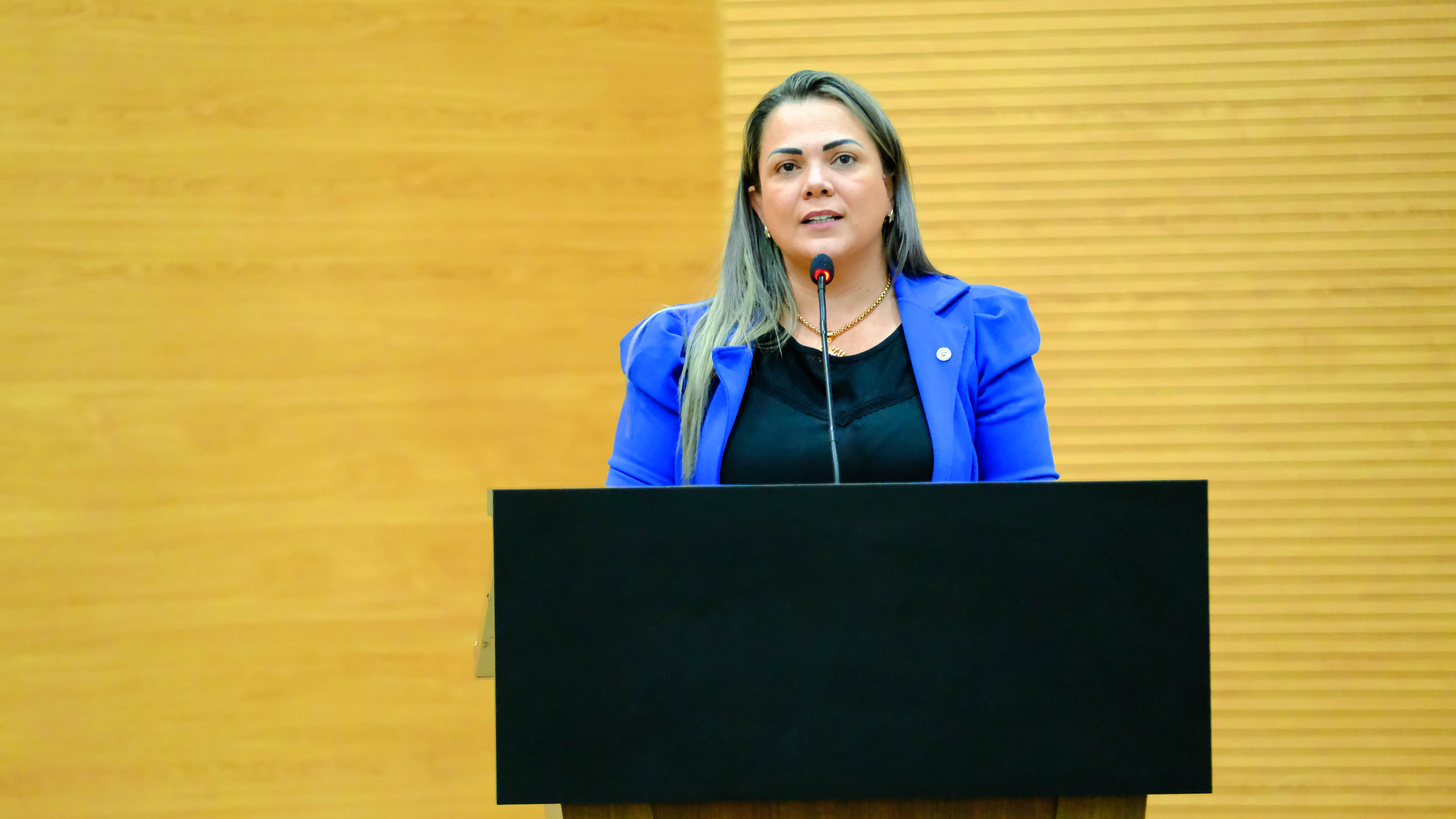 CLÁUDIA DE JESUS: Deputada apoia ações do estado para educadores