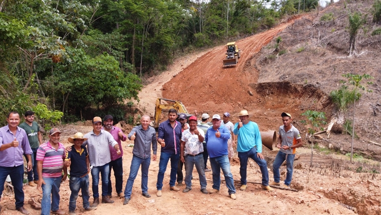 EM CORUMBIARA: Tubo armco destinado por Ezequiel Neiva é instalado no Assentamento Alzira
