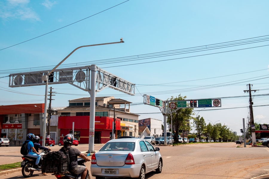 TRÂNSITO: Prefeitura inicia a instalação de semáforos inteligentes para melhorar fluxo