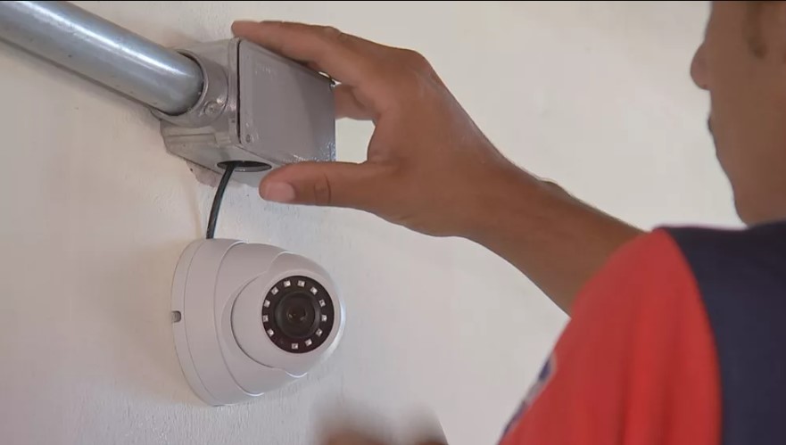 VITÓRIA: Breno Mendes comemora projeto que retira câmeras de escolas estaduais