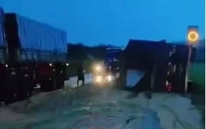 TOMBOU: Acidente com carreta deixa soja espalhada na BR-364