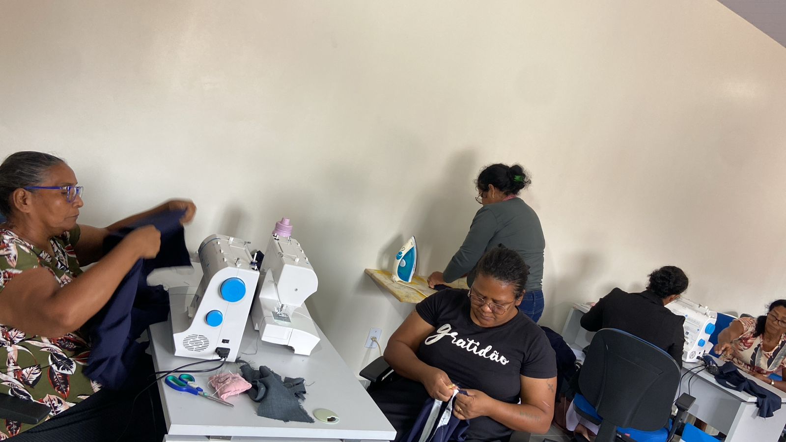 SILVIA CRISTINA: Programa Casa da Comunidade leva curso de corte e costura para Nova Mutum Paraná