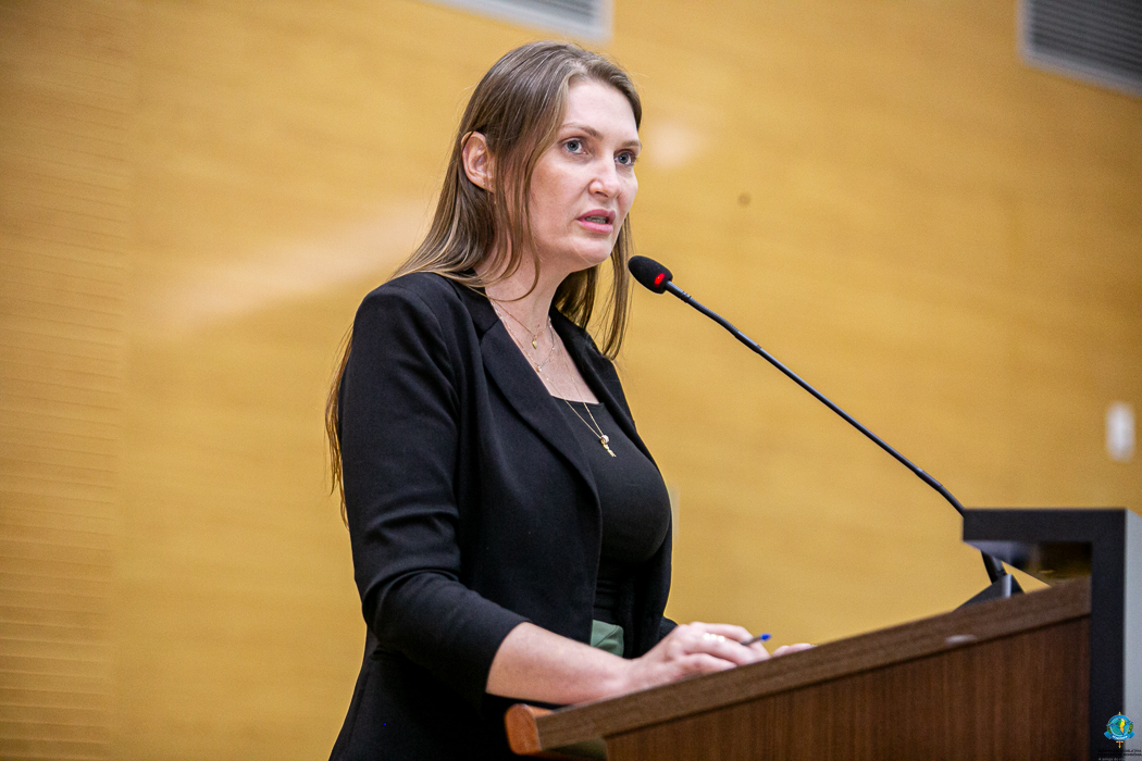 LEBRINHA: Deputada se manifesta sobre desocupação de famílias na Linha 106