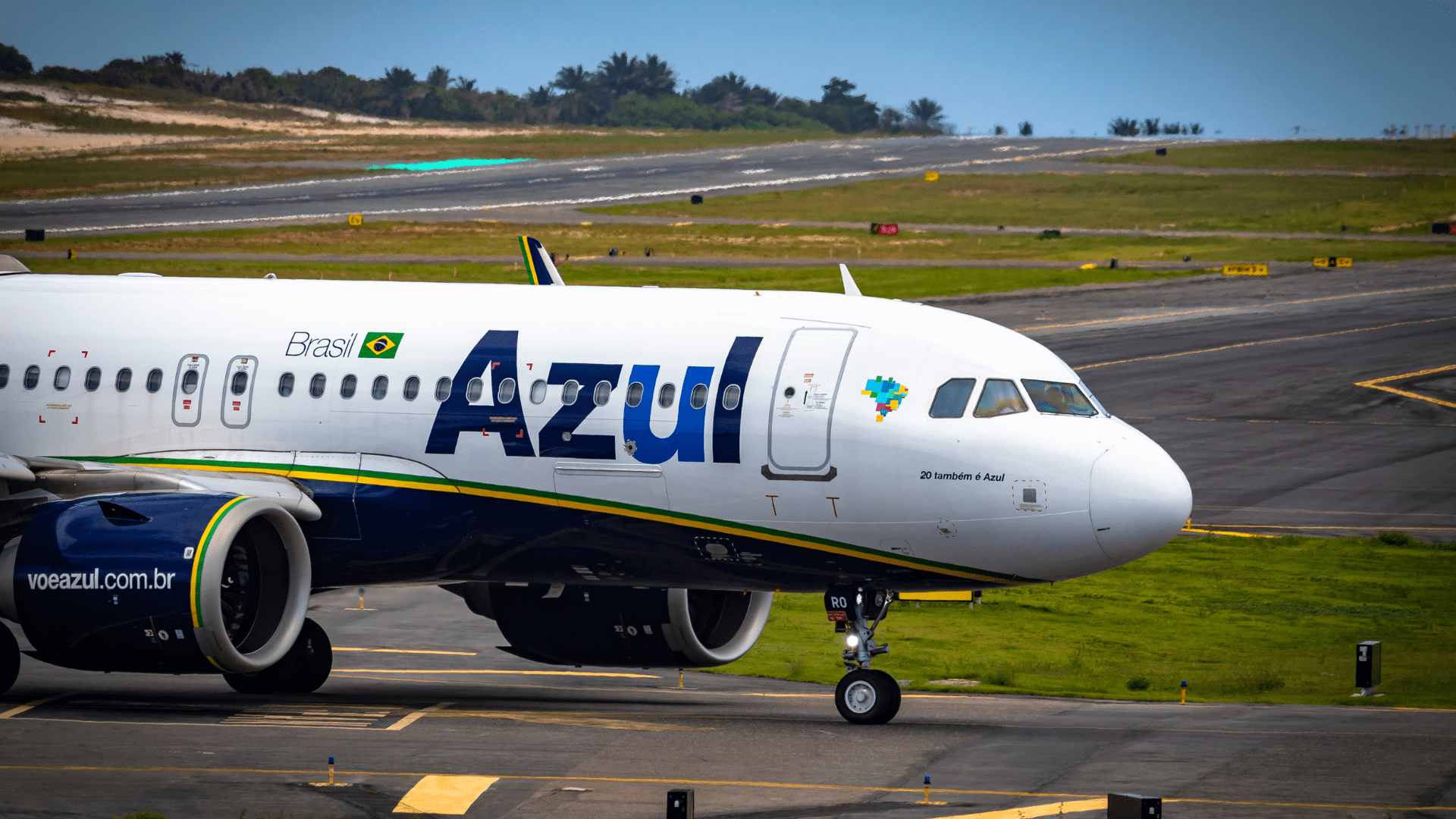 NOVO CORTE: Azul volta a cancelar voos e preços de passagens sobem pelo acúmulo de demanda  