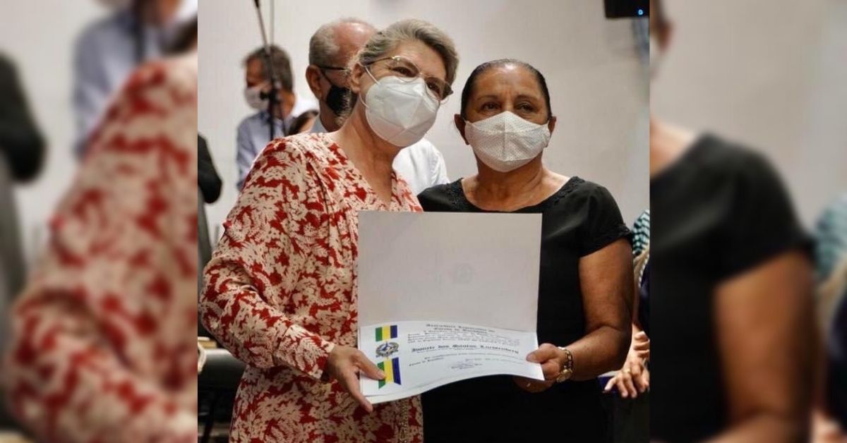 VOTO DE LOUVOR: Cirone Deiró entregou homenagem a professora Ivonete Luchtenberg