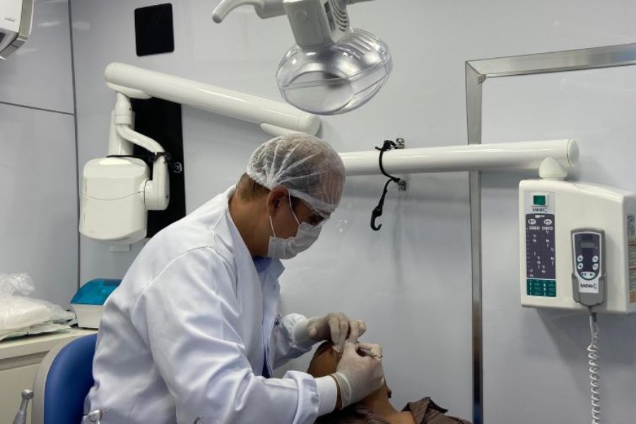 ALAN QUEIROZ: Deputado entrega van odontológica ao município de Candeias do Jamari