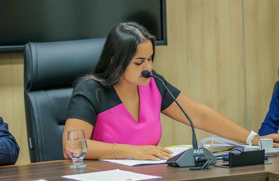 GUAJARÁ-MIRIM: Dra. Taissa sugere convênio entre Sejucel e Prefeitura para reforma de ginásio