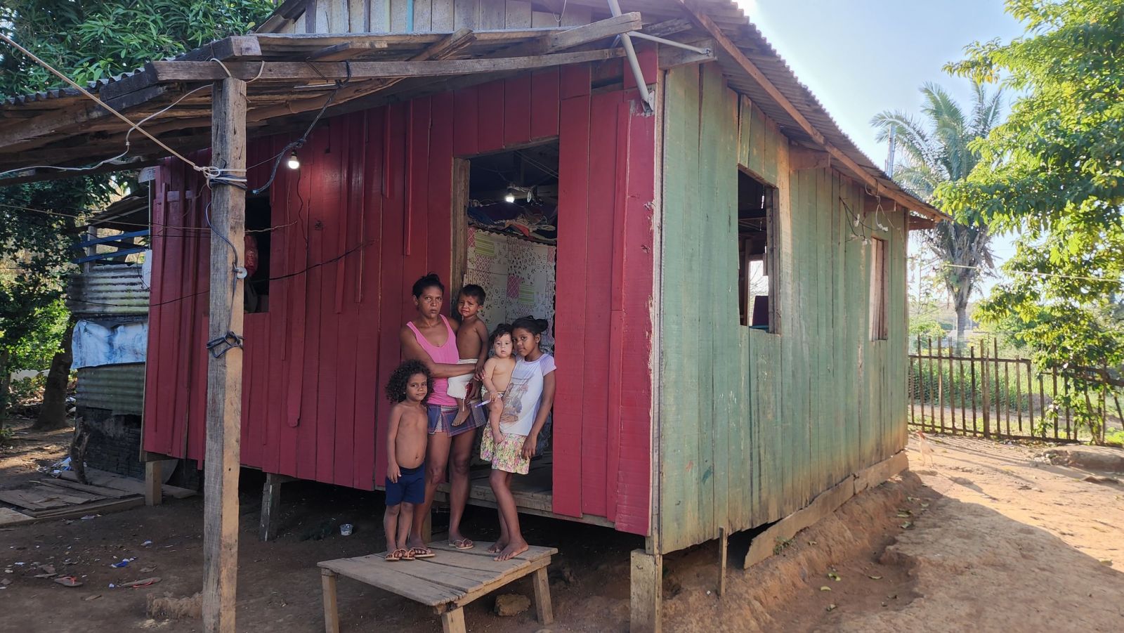 AGONIA: Mãe com cinco filhos pede ajuda em alimentos e emprego na capital