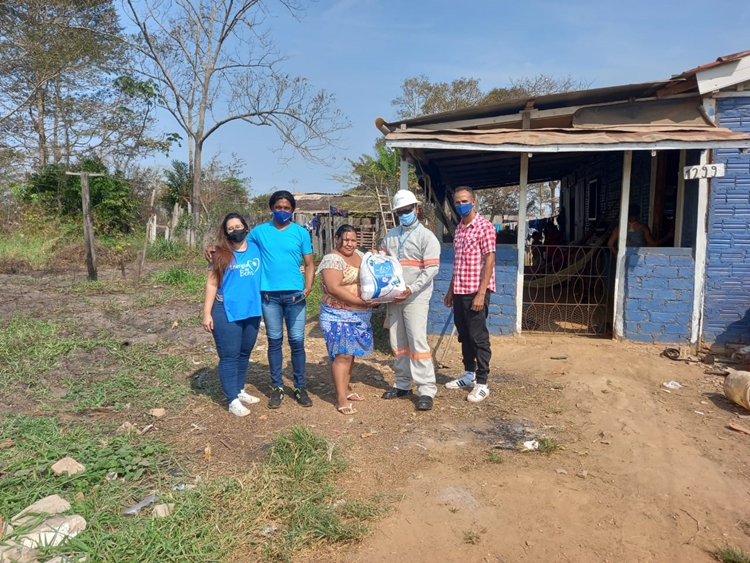 GUAJARÁ-MIRIM: Energisa doa cestas básicas para jovens de projeto social 