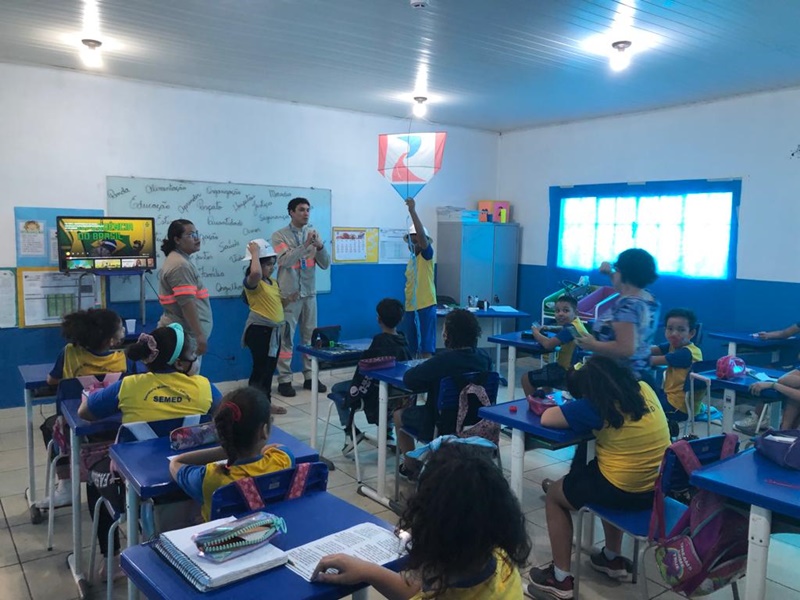 CUIDADOS: Energisa orienta crianças sobre riscos de soltar pipas próximos à rede elétrica