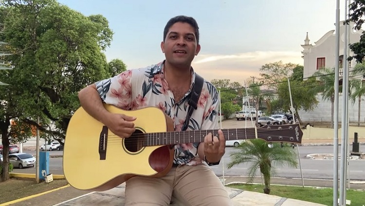 VIDEOCLIPE: Artista Franklyn Queiroz lança clip da música 'Seja, Esteja Feliz'
