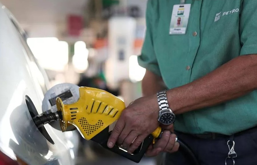 CAINDO: Petrobrás deve anunciar redução de até R$ 0,30 na gasolina na próxima semana