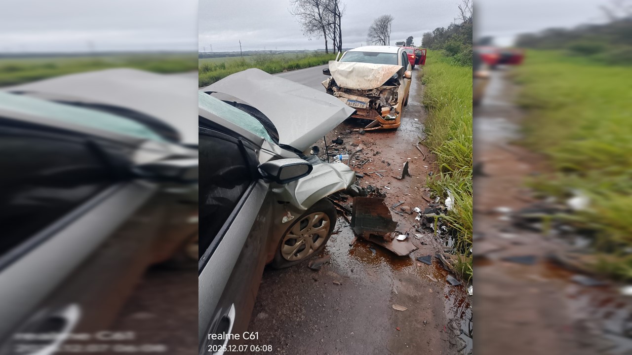 Batida Frontal Entre Dois Carros é Registrada na Manhã de Domingo na BR-364