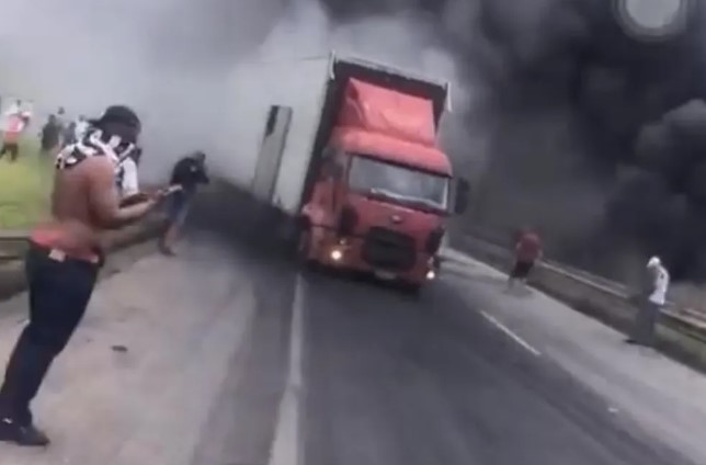 NO BRAÇO: Organizada do Atlético-MG ‘fura’ bloqueios por jogo em São Paulo