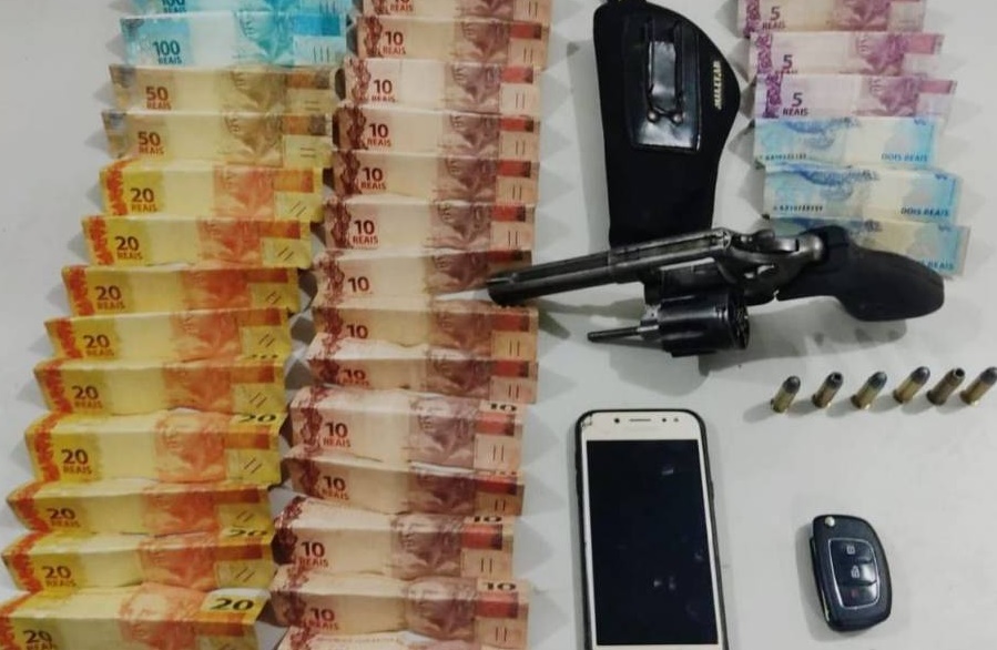 NA MESMA NOITE: PM prende três após encontrar arma e flagrar comércio online de drogas