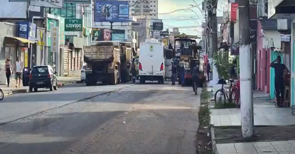 HORA ERRADA: Comerciantes da 7 estão revoltados com asfaltamento durante o dia