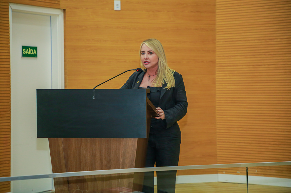 EM ITAPUÃ D' OESTE: Ieda Chaves propõe oferta do Implanon no SUS para ampliar cuidados 