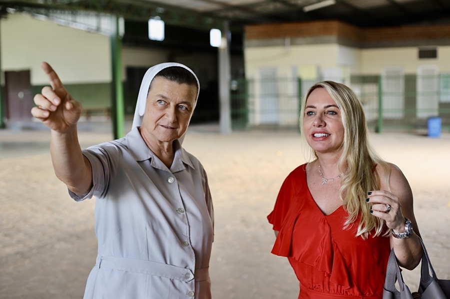 IEDA CHAVES: Deputada entrega equipamentos para atender o setor da Educação em PVH