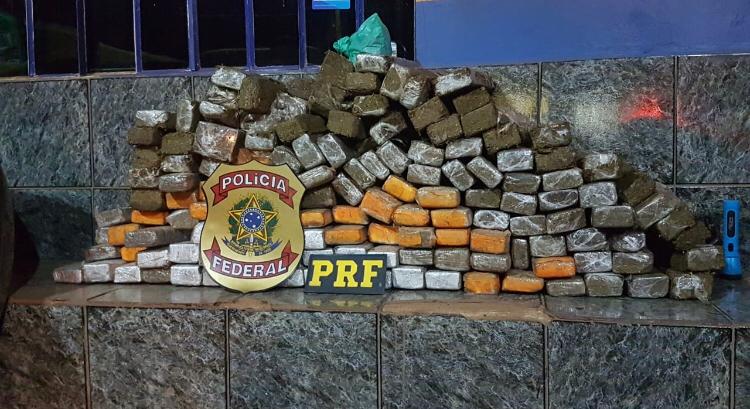 TRÁFICO: Polícia Federal e PRF prendem caminhoneiro com 135 quilos de droga