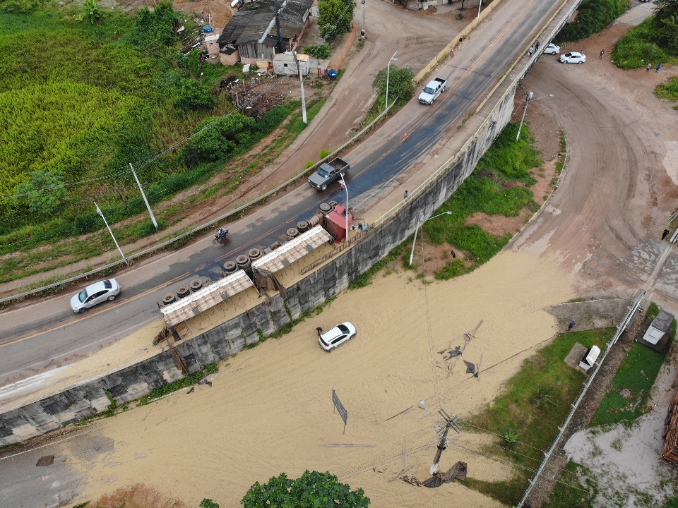 PERIGO: Mais uma carreta tomba na ponte do rio Madeira em Porto Velho
