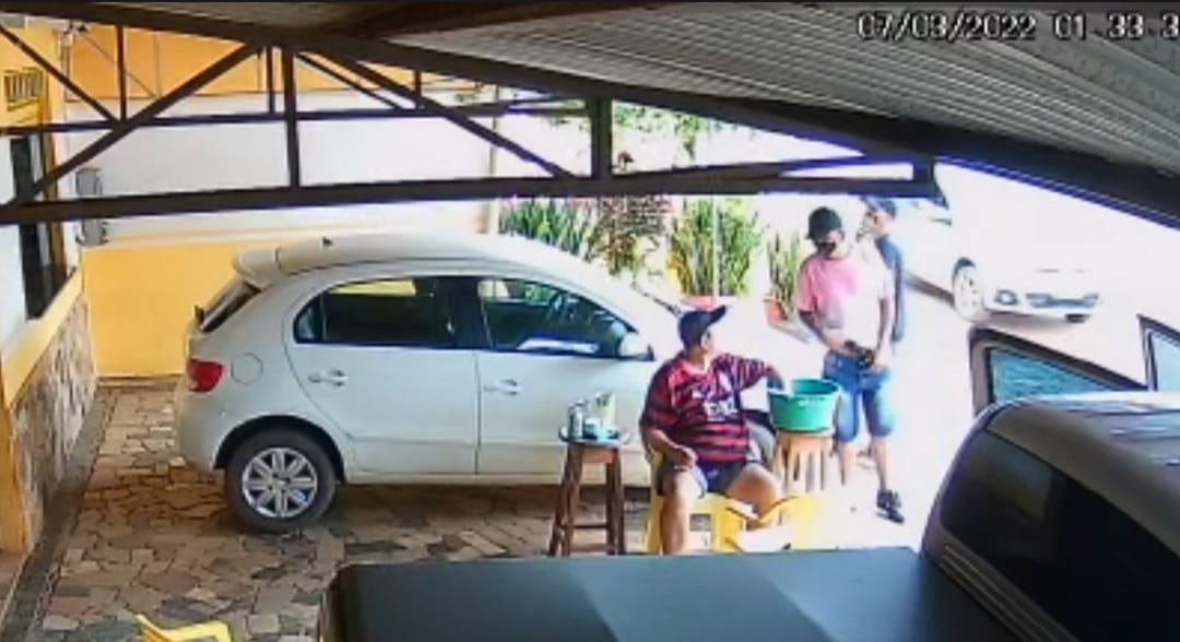 VEJA O MOMENTO: Vídeo mostra criminosos roubando Hilux de comerciante em bar