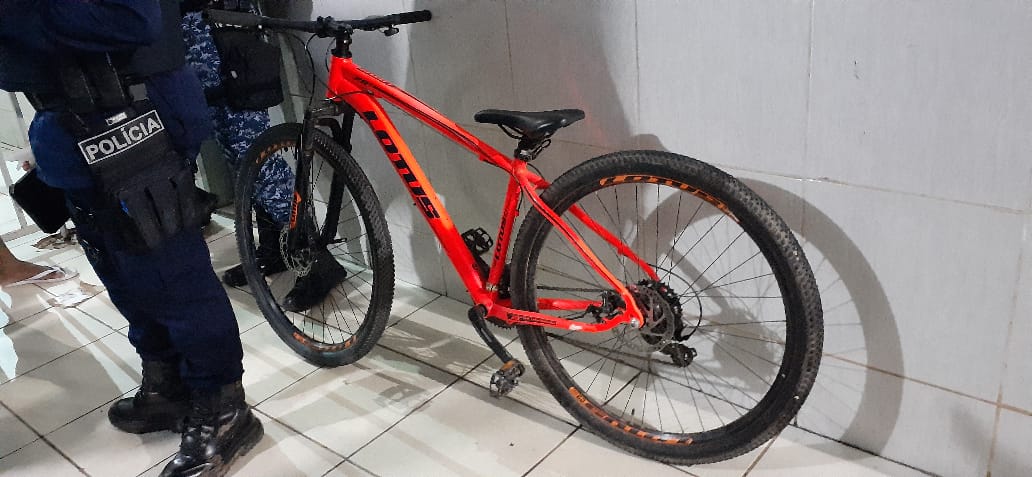VEJA O MOMENTO: Vídeo flagra roubo de bicicleta e Força Tática age rápido no Orgulho do Madeira