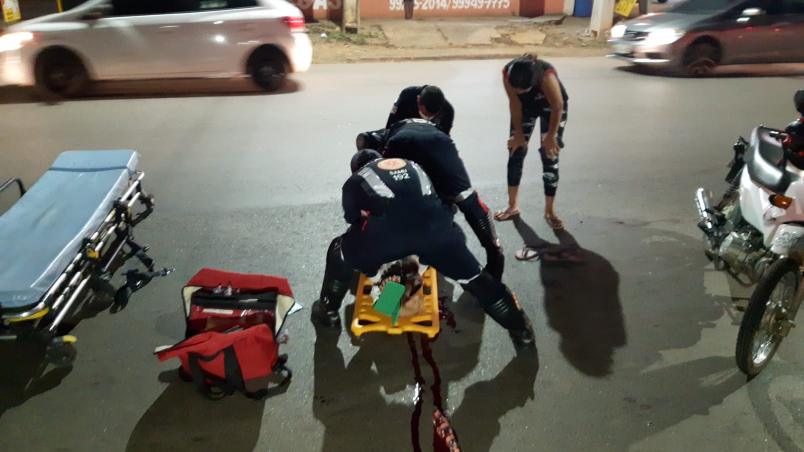 GRAVE: Motociclista sofre fratura exposta na perna após colisão com carro