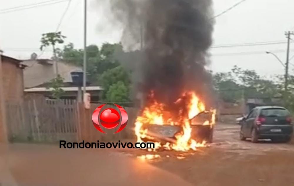 INCÊNDIO: Carro pega fogo no meio da rua e fica destruído na capital