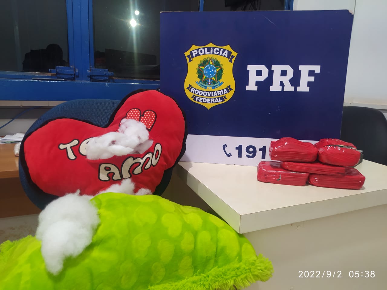 DISFARCE: Passageira de ônibus é presa trazendo drogas no 'coração' em Rondônia 