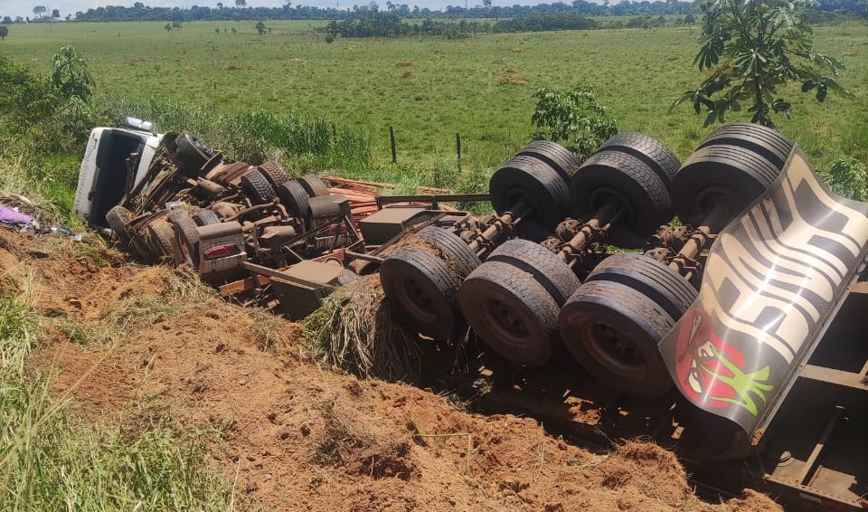 PREJUÍZOS: Motorista tomba caminhão devido a atos antidemocráticos na BR-364