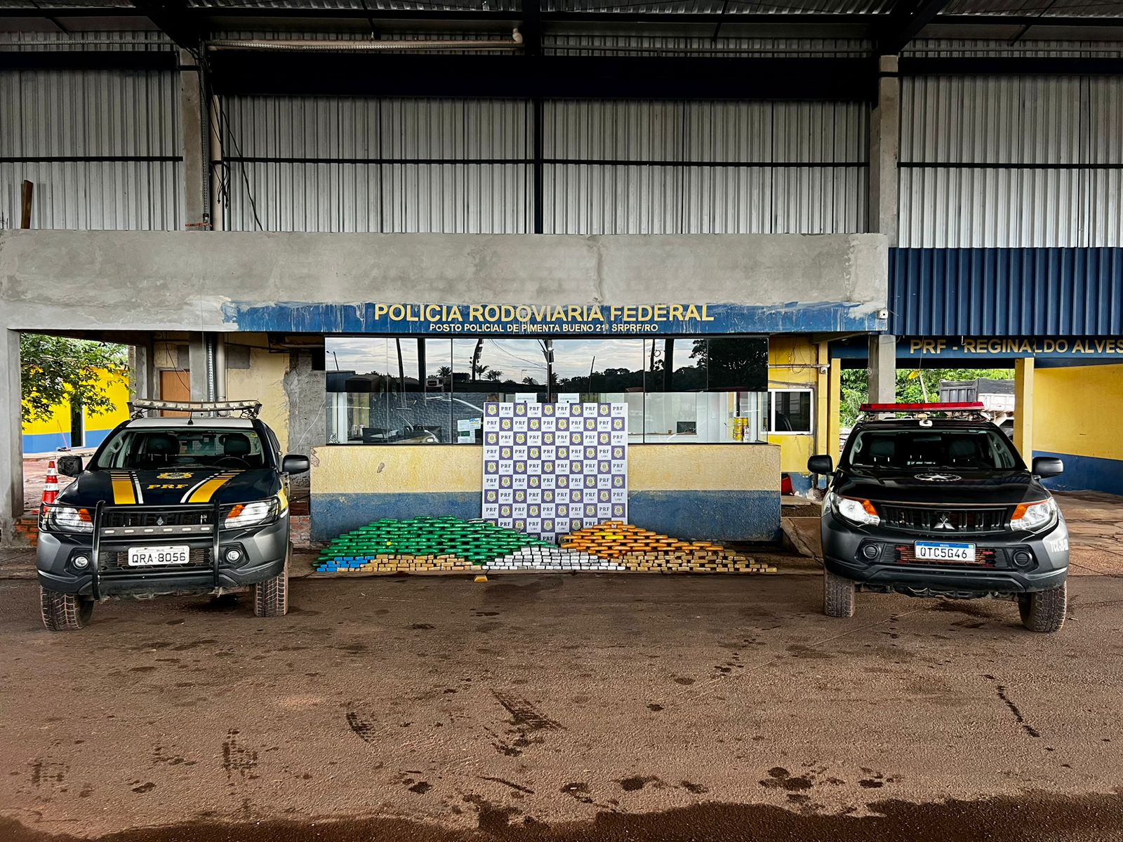 PM e PRF apreendem caminhão com mais de 300 quilos de cocaína 