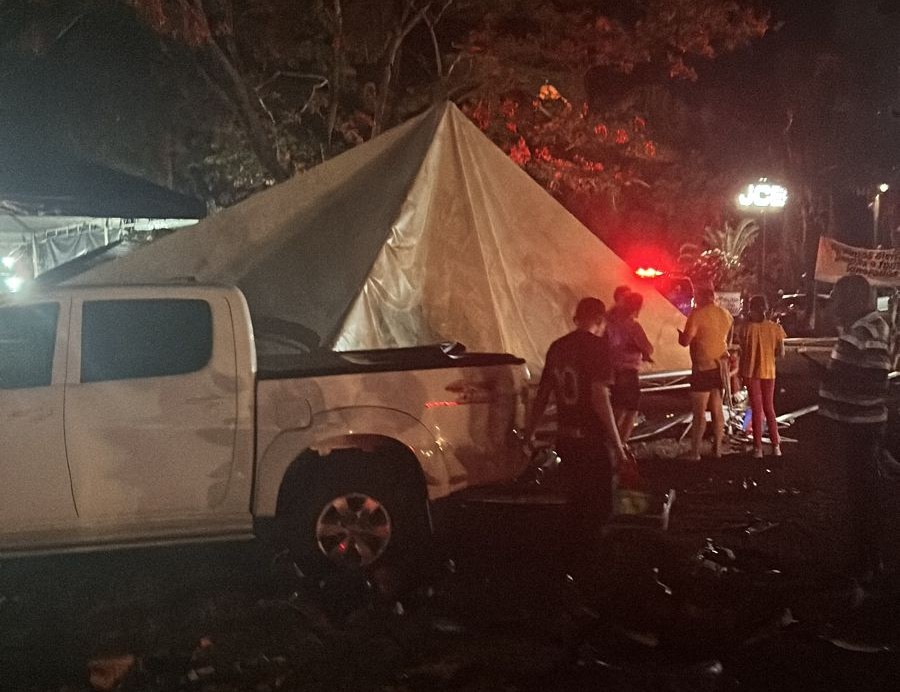 ASSISTA: Caminhoneiro fura bloqueio e arrasta manifestante na BR-364