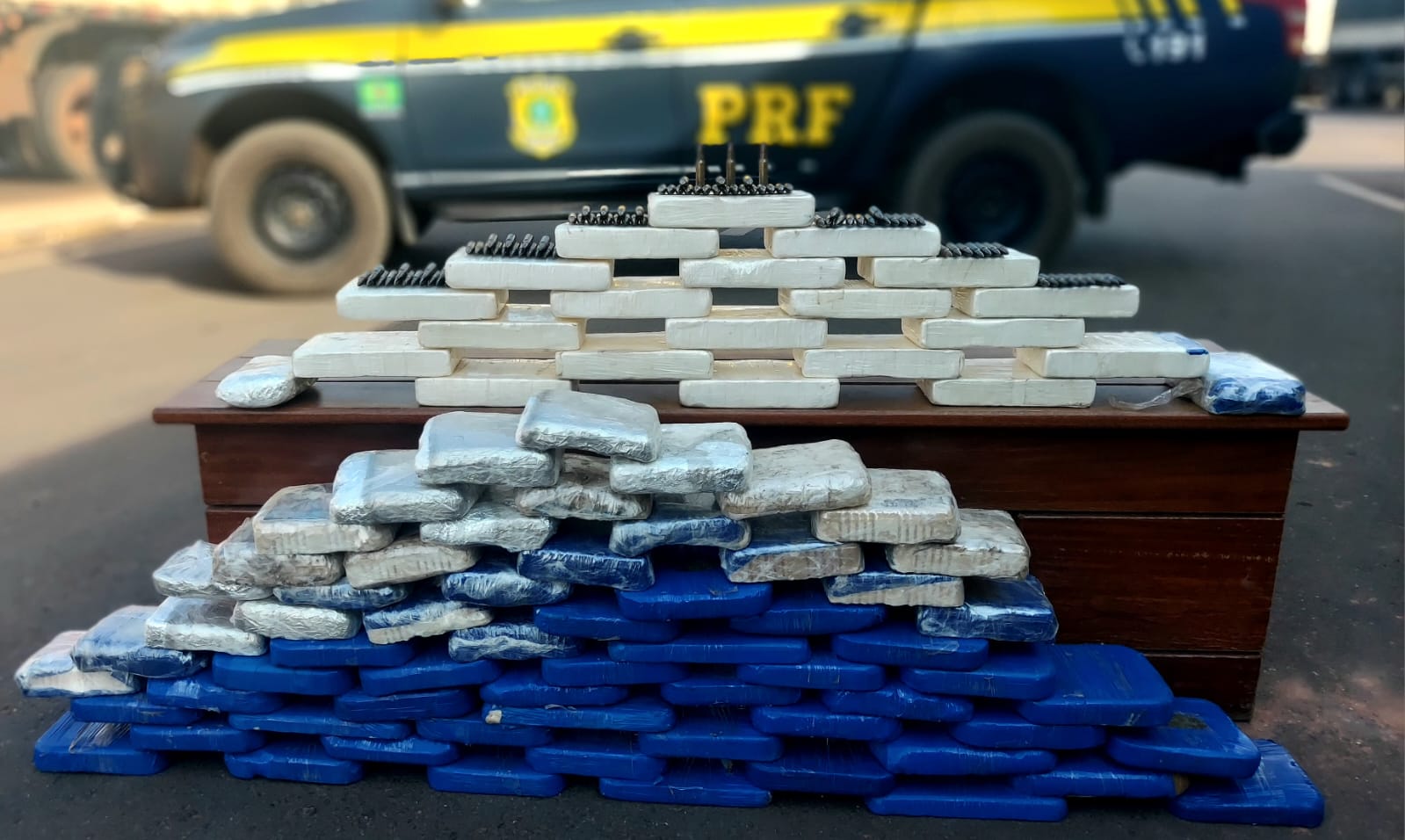 NA BR-364: Dupla é presa em caminhão com 84 quilos de drogas e várias munições de fuzil 